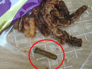 消费者投诉在零食中吃出烟头 河南一厂家回应