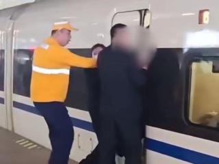 上海一女子阻挡高铁关门？假