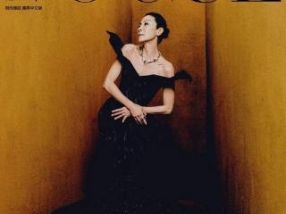 影后杨紫琼台版《VOGUE》封面大片，炫目肌肉线条闪耀岁月之美