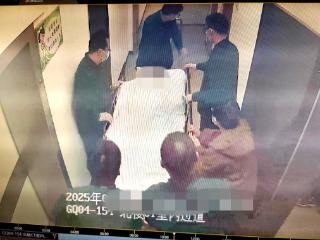 突发脑梗！泰安240斤患者转运：打头阵、护脚部，6人喊着号子走完这100米