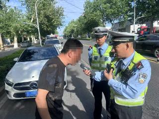 路遇交警查酒驾，司机疯狂逃窜连闯3个红灯