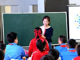 济宁市东门大街小学青年教师孔艳青：潜心育桃李，共进促成长