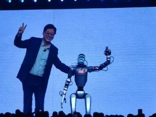 杨元庆亲自挂工牌的硅基员工是“人精” 直言只想上班陪CEO打太极