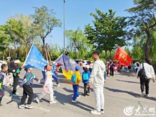 潍坊寒亭区寒亭街道开展“庆五一”定向徒步主题活动