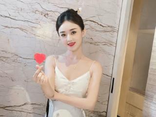 赵丽颖也太美了，穿白色吊带小礼服，直角肩让人移不开眼