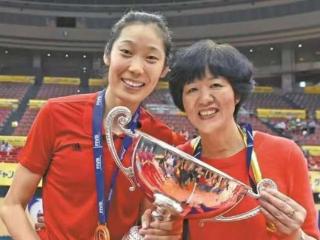为何每年都去看朱婷决赛？郎平话语真实，夺冠后，谁注意朱婷举动