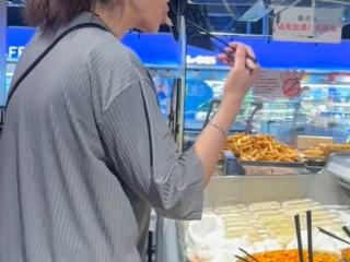 女子用超市公筷试吃咸菜后将筷子放回 涉事门店：已将咸菜下架送检