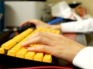 说好的贤惠、跪式服务呢！日本女子用游戏机殴打丈夫并逃跑 后脑勺被打到流血