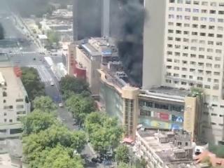 南京一大厦发生火灾，火势已被扑灭