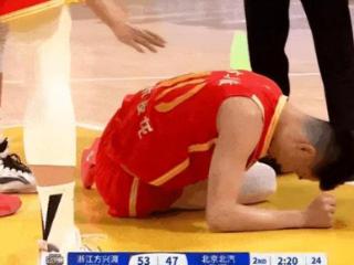 铁人！朱俊龙双脚一同崴伤仍坚持鏖战 名嘴：从走路看还是受影响