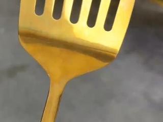 河南一老板制作铲子造型烧饼宠客 还原腾讯手游《金铲铲之战》装备
