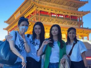 57岁邱淑贞带两个女儿游西安，母女像姐妹，街头漫步好幸福