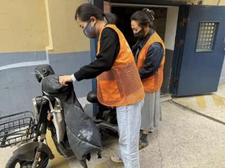 仙营街道仙营社区开展信用+整治电动车乱停放活动