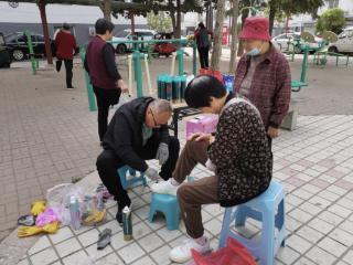 免费洗鞋进社区，便民服务暖人心
