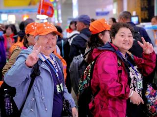 沈铁开行首趟川渝方向银发旅游列车
