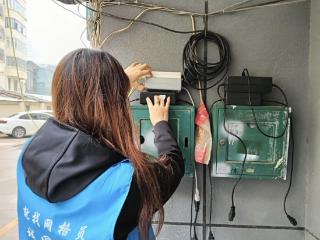 济阳街道南门社区开展整治飞线志愿服务活动