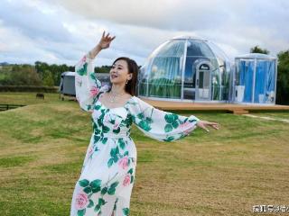 56岁翁虹度假穿搭：碎花裙+运动鞋，时髦又高级，不愧是亚洲小姐