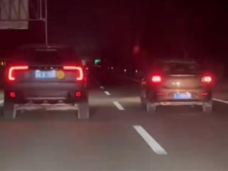 该怎么治！又见高速龟速车挡路：后车狂闪远光灯无济于事