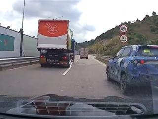 某车企测试车辆追尾小货车：直接将其怼翻在地