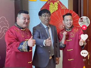 天津富豪边洪泉为儿子办婚礼！程野巩汉林表演节目，凤冠价值80万