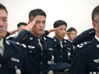 条件不符别尬演刑警！全程苦瓜脸，老戏骨何冰也带不动这个拖油瓶