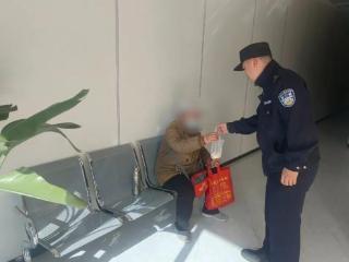 老人外出走失 泰安民警暖心送回