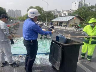 早高峰玻璃散落一地 无锡梁溪城管快速处置保畅通