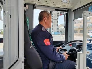 荣成公交上演暖心救援 驾驶员紧急施救护平安