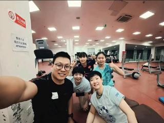 孙颖莎成都封训曝光！16岁师妹当陪练，莎头组合剑指世乒赛三连冠