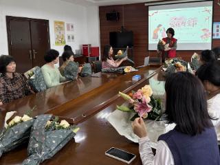 花香传爱意 温情暖星涛