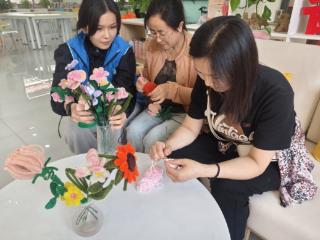 仙营街道吴泰闸社区开展母亲节手工编织活动