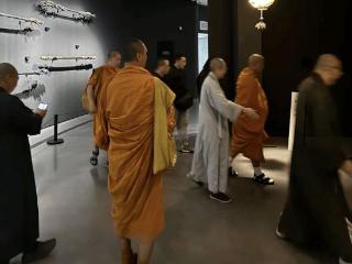 泰国高僧也来逛《黑神话》展了！参观打坐交流佛法