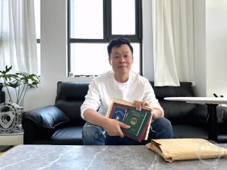 男子捡到他人遗失证件经历13次搬家一直保存，18年后找到失主