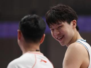 杨瀚森赴美特训冲击NBA选秀，年轻球员更相信“出门要趁早”