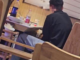 傣妹火锅店顾客用餐具给狗喂食 店方回应：相关餐具已消毒处理