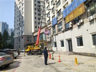 青岛市崂山区综合行政执法局开展违规户外广告和招牌设施整治行动