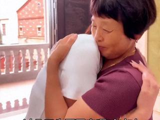 看着瑾汐小姨哭着与家人分别，小小哈举动太暖心，她爸正脸照曝光