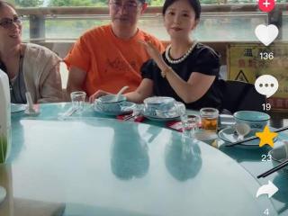 曝62岁黄安已经与原配离婚！携现任聚会，戴硕大珍珠大赞对方漂亮