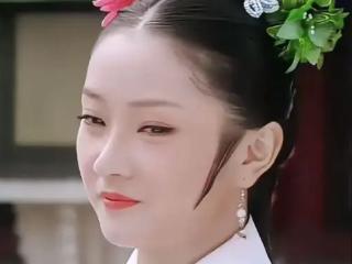 她是甄嬛传里最得宠的女人，模样像甄嬛、性格像华妃又像齐妃