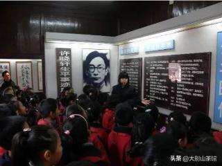 她是许晓轩烈士的夫人，分离40年后再聚首，场面令人泪奔