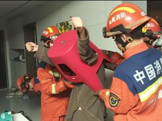女子猎奇挑战“塑料凳套头”翻车 异地男友隔着屏幕慌忙报警