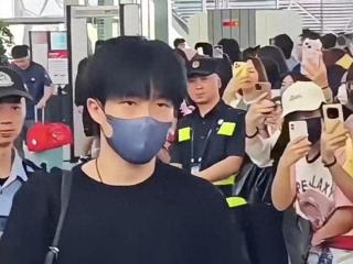 国乒3消息：王楚钦忘还房卡，孙颖莎遭疯狂怼拍，林高远潮男出街