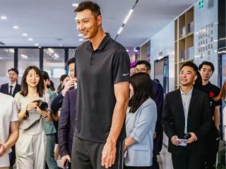 阿联公开现身！代表薪火阵营签律所，全程嬉笑送签名，还主导跳球