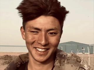 治沙男孩王金虚假人设再添实锤！坐豪车种树日入3万，曝真实目的