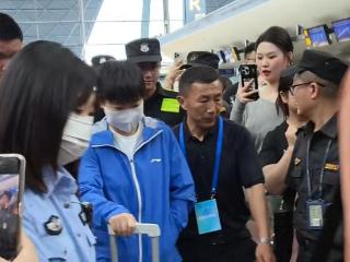 国乒在机场被粉丝包围，孙颖莎呆萌，王楚钦帅气，林诗栋阳光飒爽