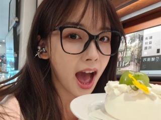 王冰冰手持OPPO Reno14晒自拍：人鱼姬配色 这颜值太梦幻