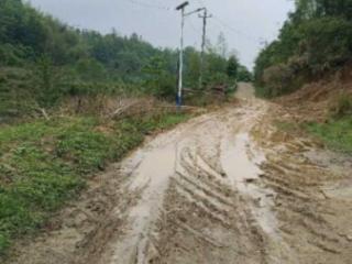 宜春一乡村道路狭窄且破损严重