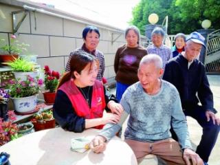 志愿者走村入户送健康服务