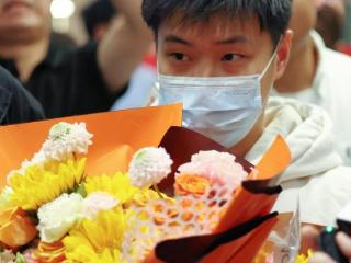 斯诺克世界冠军赵心童回家！下一个目标：成就大满贯