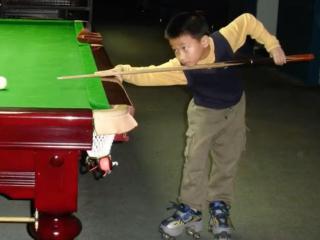 赵心童打球不墨迹的秘诀曝光：穿溜冰鞋训练 中国第一个这么干的